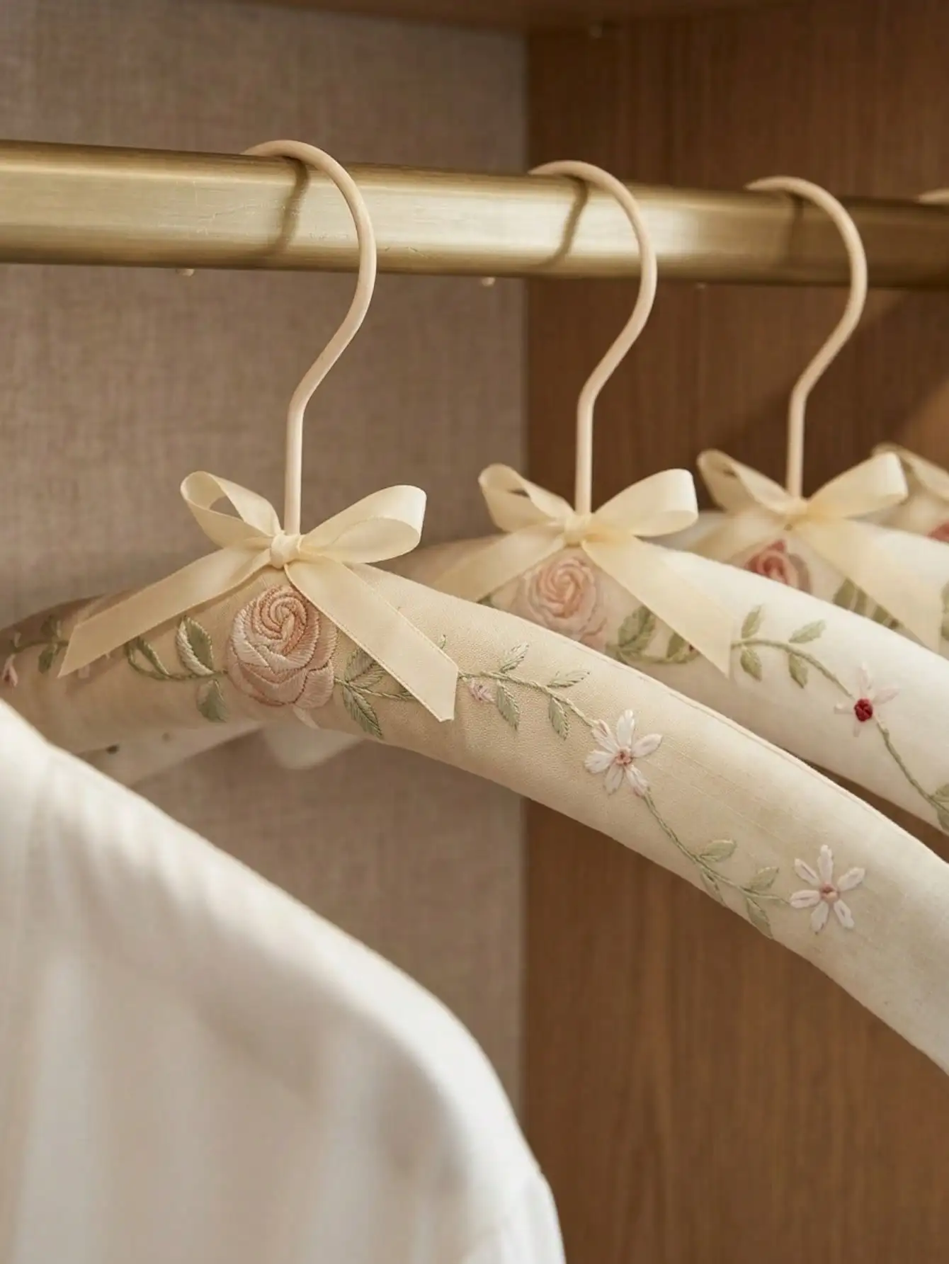 Embroidery-Covered Hanging Rac - Ribbon Bow Gift recensione e prezzo